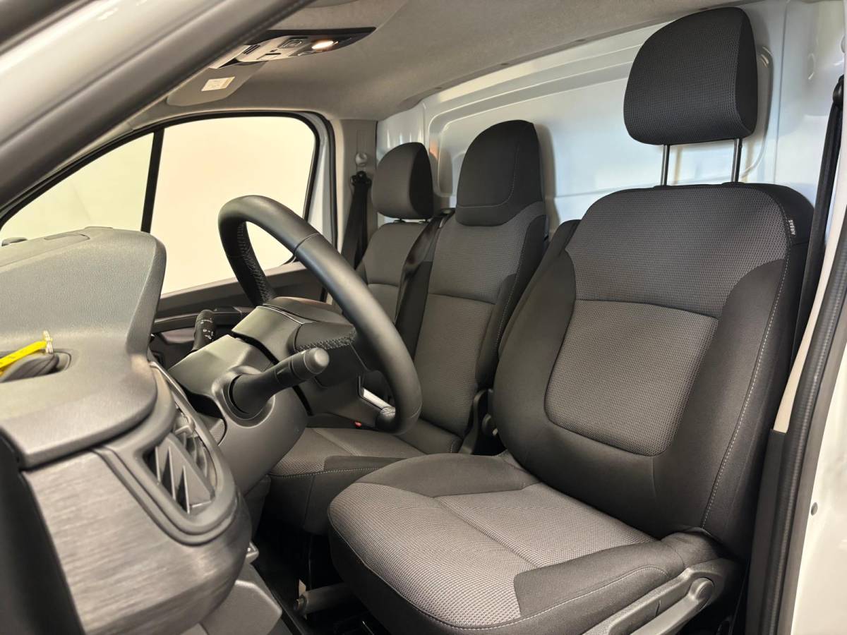 Renault Trafic Renault Trafic 2.0 Blue dCi 150PK L2H1 EC Sport Edition Automaat Navigatie Airco Lichtmetalen velgen Betimmering Trekhaak Camera Parkeer sensoren Dab
