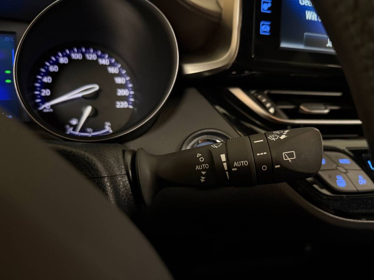 Toyota C-HR Toyota C-HR 1.8 Hybrid Executive *37.000Km!* Dealer OH|Stoelverw.|Camera|Cruise|Navi|DAB|NAP