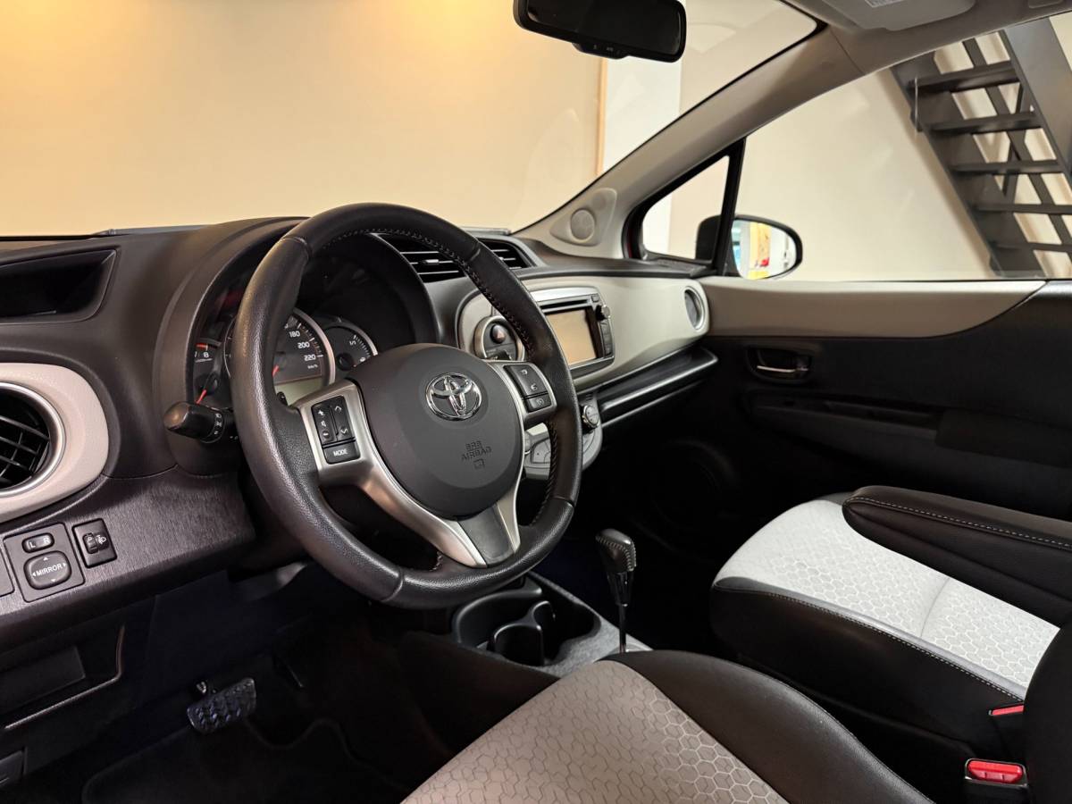 Toyota Yaris Toyota Yaris 1.3 VVT-i Executive *Automaat* Pano|Camera|Cruise|Keyless|Climate|NAP