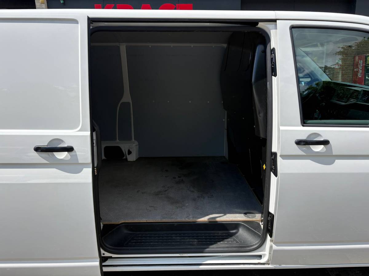 Volkswagen Transporter Volkswagen TRANSPORTER 2.0 TDI L2H1 150PK!|DSG Automaat|airco|achteruitrijcamera|apple carplay|drie zitplaatse