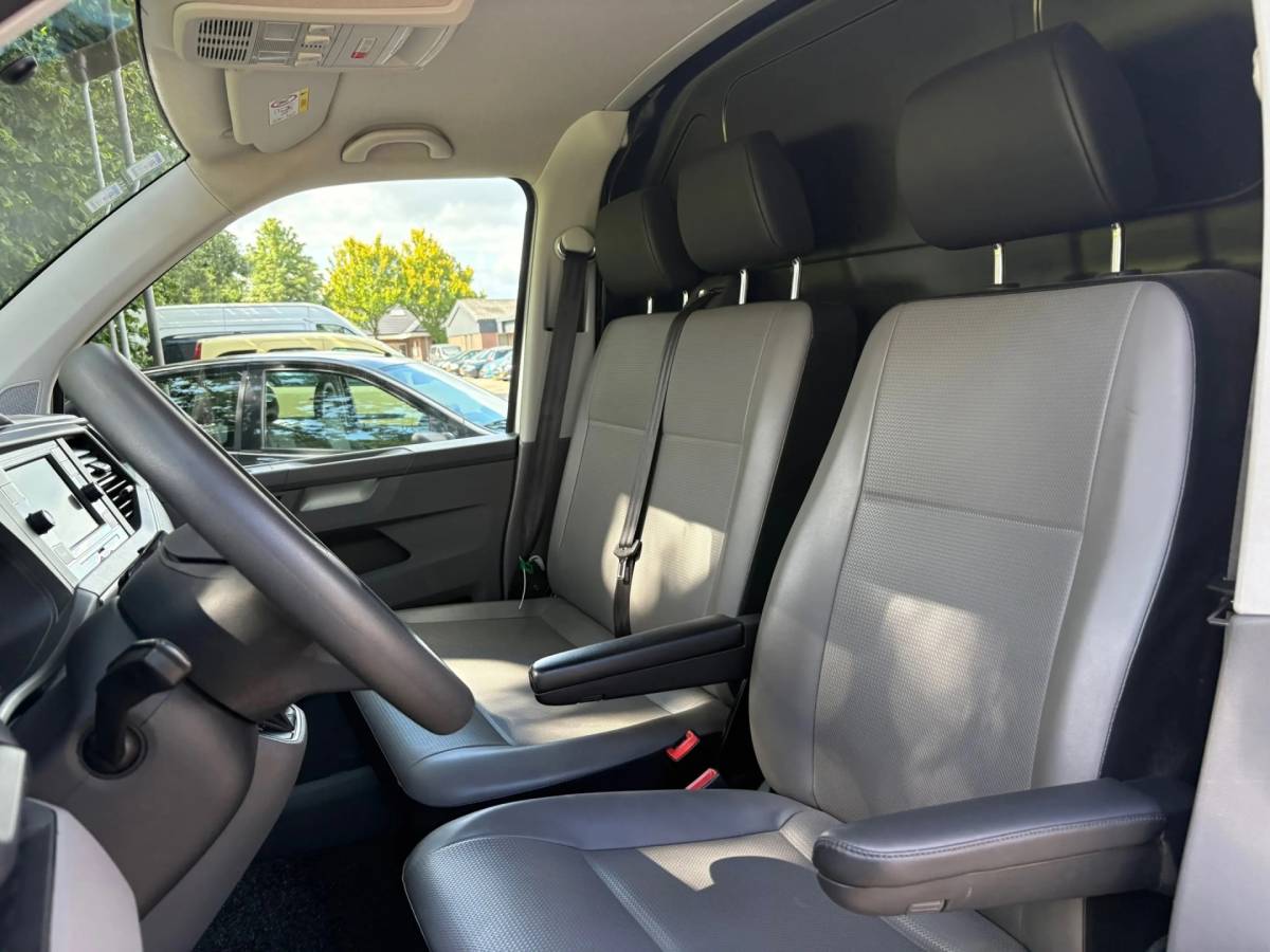 Volkswagen Transporter Volkswagen TRANSPORTER 2.0 TDI L2H1 150PK!|DSG Automaat|airco|achteruitrijcamera|apple carplay|drie zitplaatse