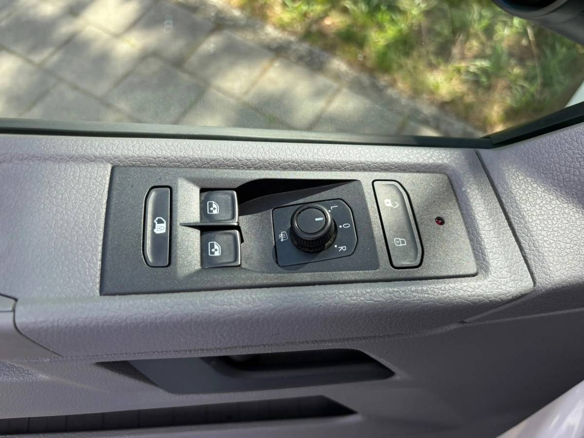 Volkswagen Transporter Volkswagen TRANSPORTER 2.0 TDI L2H1 150PK!|DSG Automaat|airco|achteruitrijcamera|apple carplay|drie zitplaatse