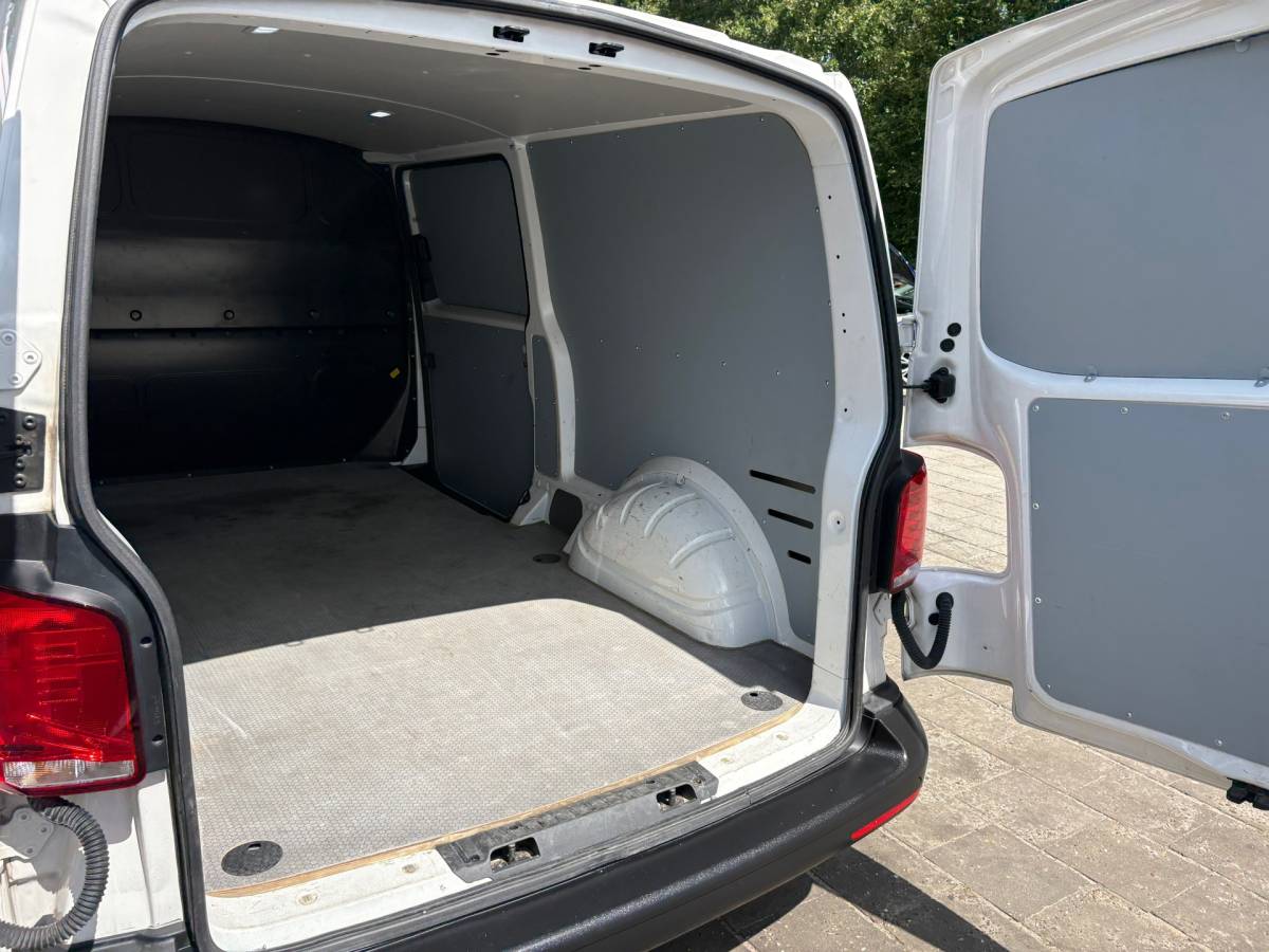 Volkswagen Transporter Volkswagen TRANSPORTER 2.0 TDI L2H1 150PK!|DSG Automaat|airco|achteruitrijcamera|apple carplay|drie zitplaatse