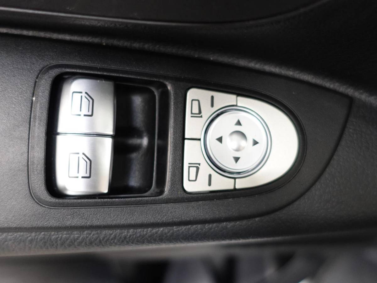 Mercedes-Benz eVito Mercedes-Benz eVito Lang 66 kWh Automaat Airco Cruise Leder Camera Navigatie