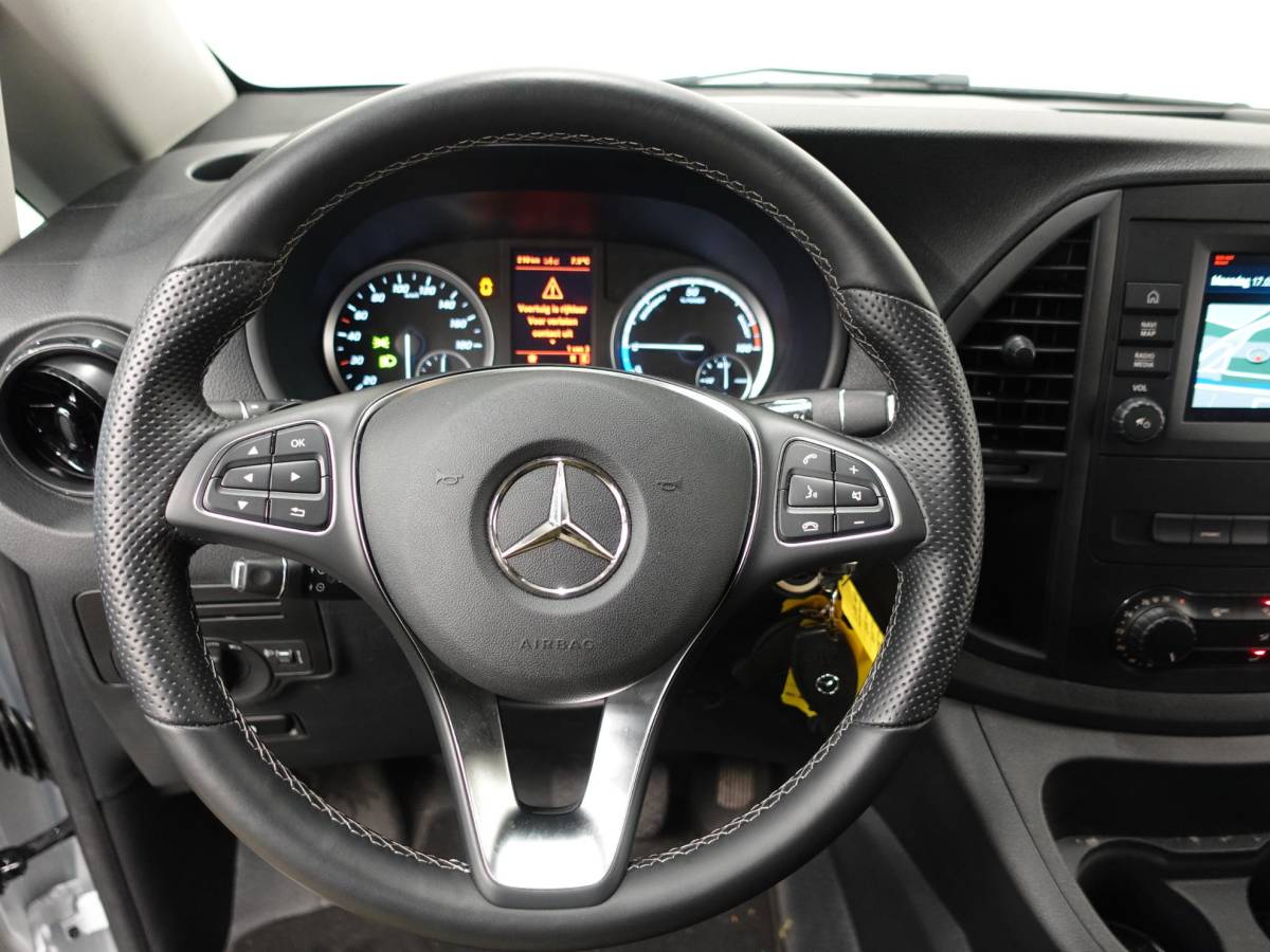 Mercedes-Benz eVito Mercedes-Benz eVito Lang 66 kWh Automaat Airco Cruise Leder Camera Navigatie