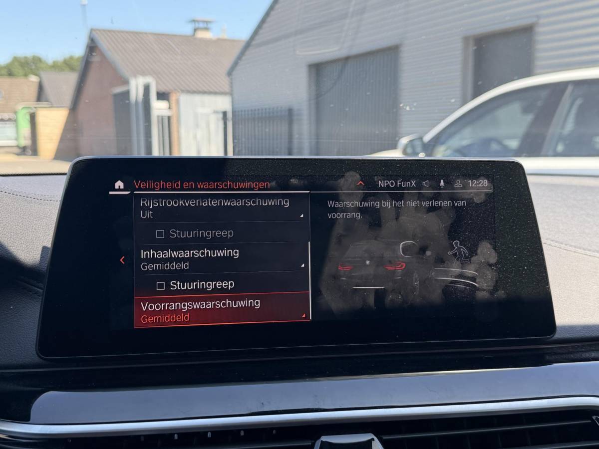 BMW 5 Serie BMW 5-serie Touring 540i xDrive High Executive Edition | Panoramadak | 360* Camera | Elektrische Achterklep | Climate Control |