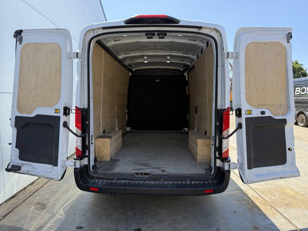 Ford Transit Ford Transit 2.0 TDCI 130PK L3H2 Airco Cruise control Parkeersensoren v+a Camera Voorruitverwarming