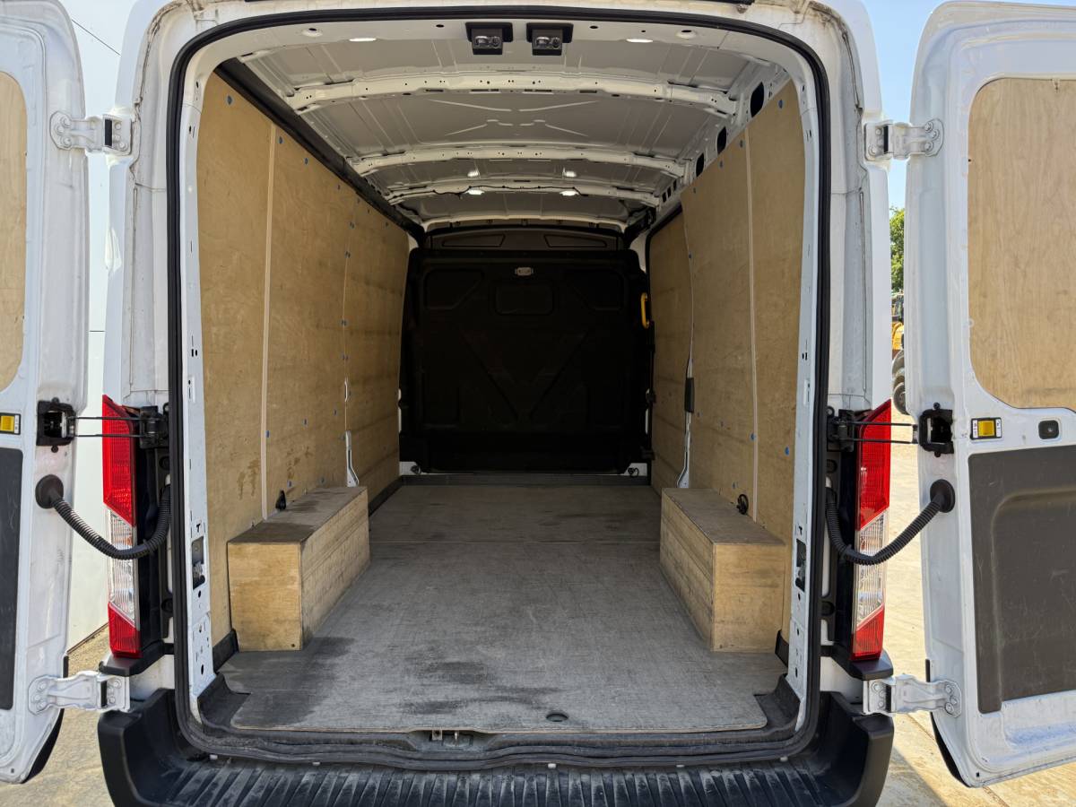 Ford Transit Ford Transit 2.0 TDCI 130PK L3H2 Airco Cruise control Parkeersensoren v+a Camera Voorruitverwarming