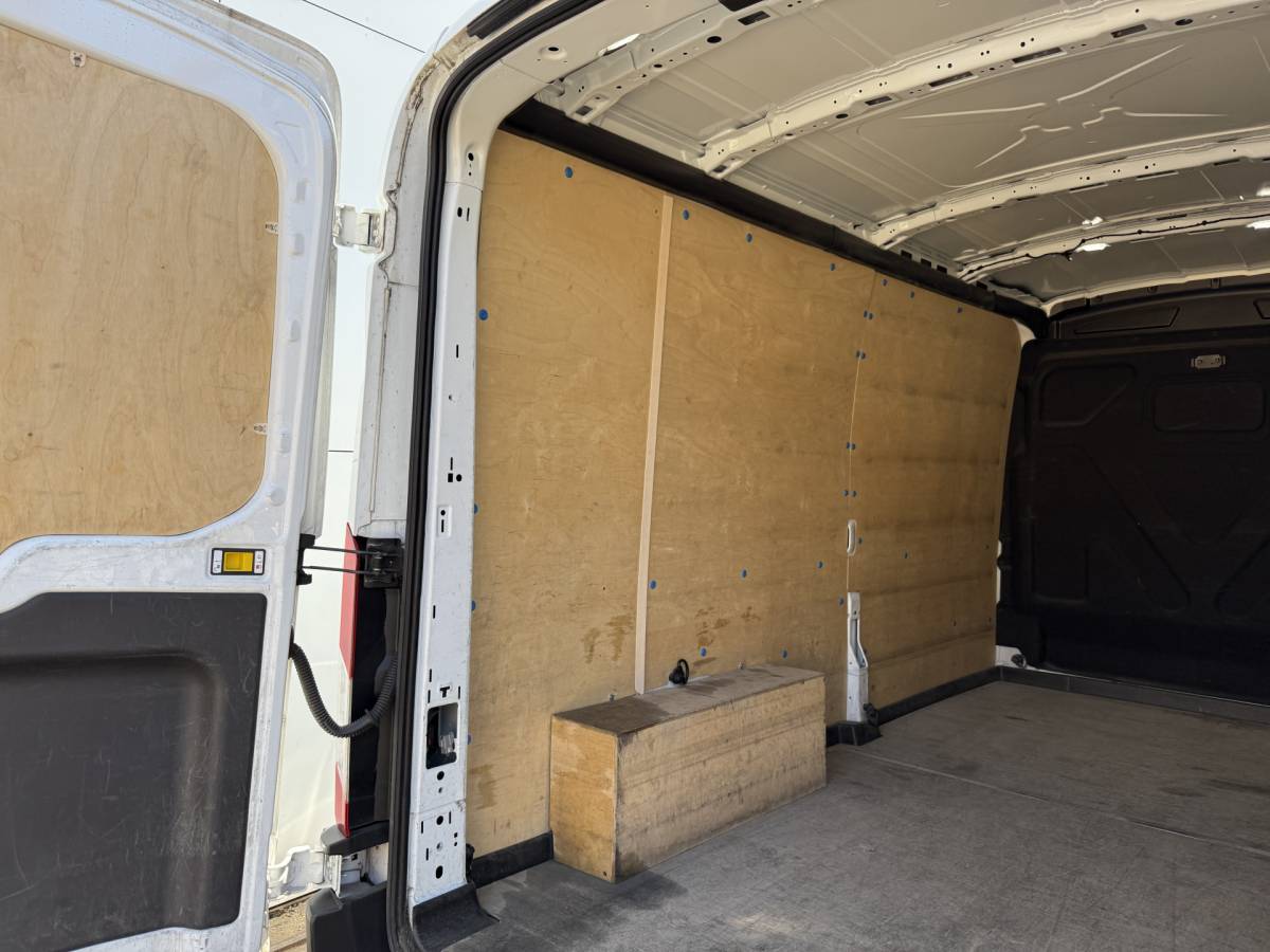 Ford Transit Ford Transit 2.0 TDCI 130PK L3H2 Airco Cruise control Parkeersensoren v+a Camera Voorruitverwarming