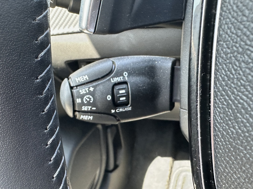 Peugeot 208 Peugeot 208 1.2 Hybrid 100 PK Allure | CarPlay | Climate | Park. sensoren voor & achter |