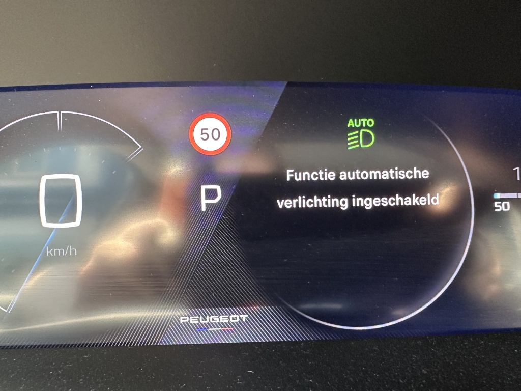 Peugeot 208 Peugeot 208 1.2 Hybrid 100 PK Allure | CarPlay | Climate | Park. sensoren voor & achter |