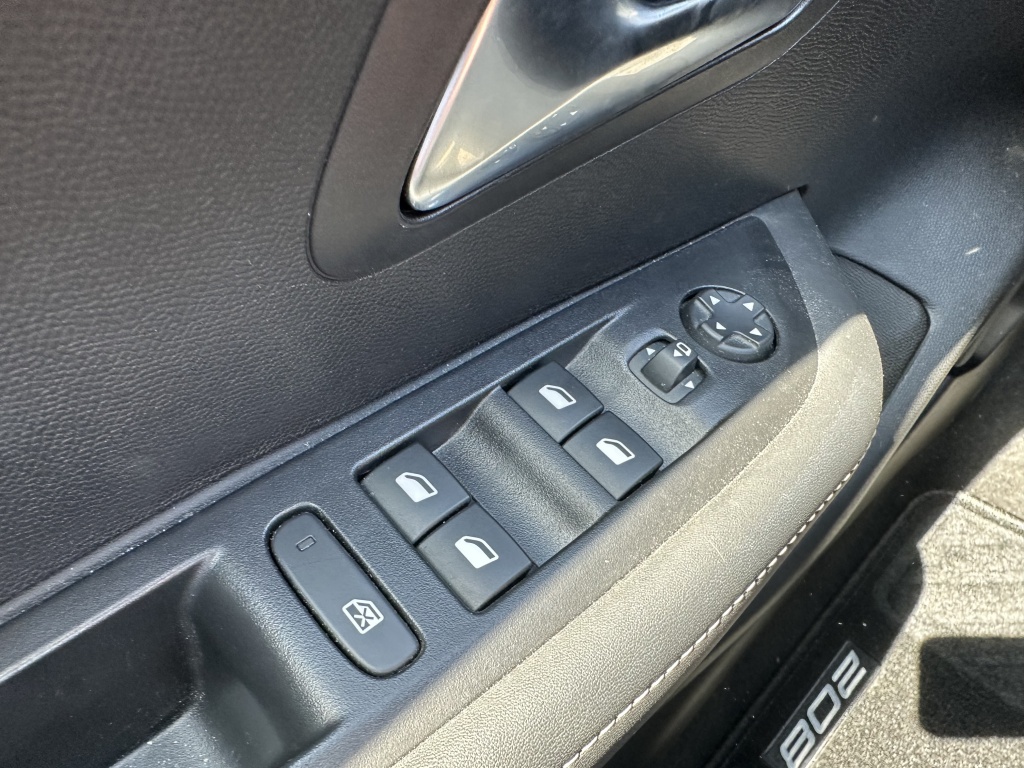 Peugeot 208 Peugeot 208 1.2 Hybrid 100 PK Allure | CarPlay | Climate | Park. sensoren voor & achter |