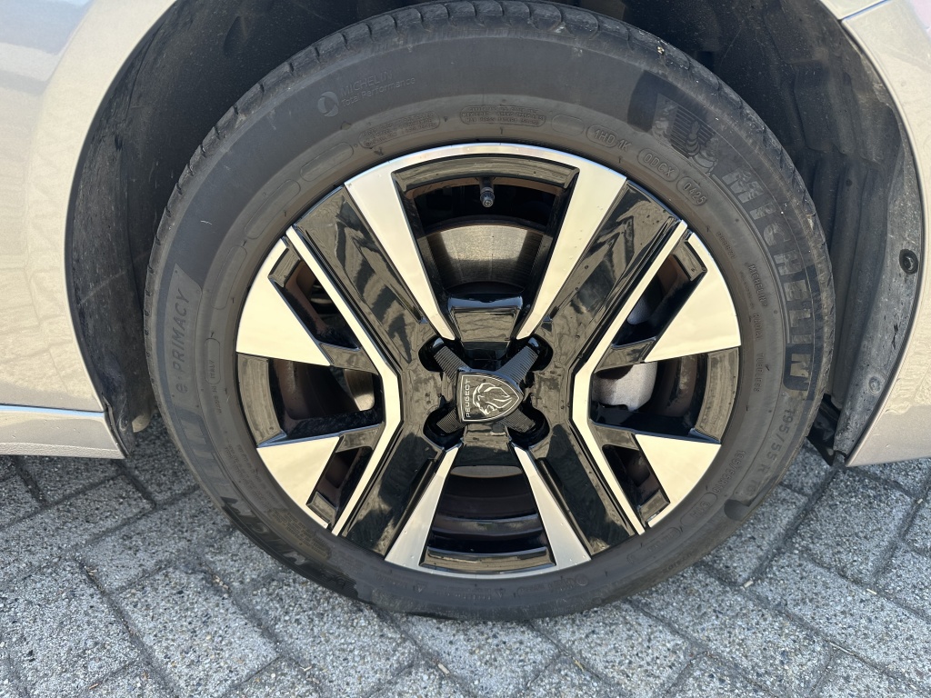 Peugeot 208 Peugeot 208 1.2 Hybrid 100 PK Allure | CarPlay | Climate | Park. sensoren voor & achter |