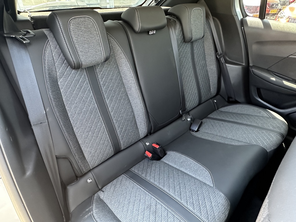 Peugeot 208 Peugeot 208 1.2 Hybrid 100 PK Allure | CarPlay | Climate | Park. sensoren voor & achter |