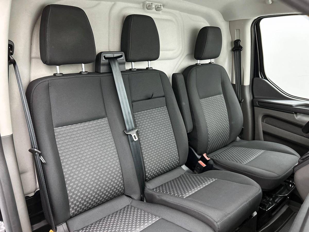 Ford Transit Custom Ford Transit Custom 300 2.0 TDCI L2H1 Trend Automaat Airco Navigatie Cruisecontrol Camera Parkeersensoren Trekhaak