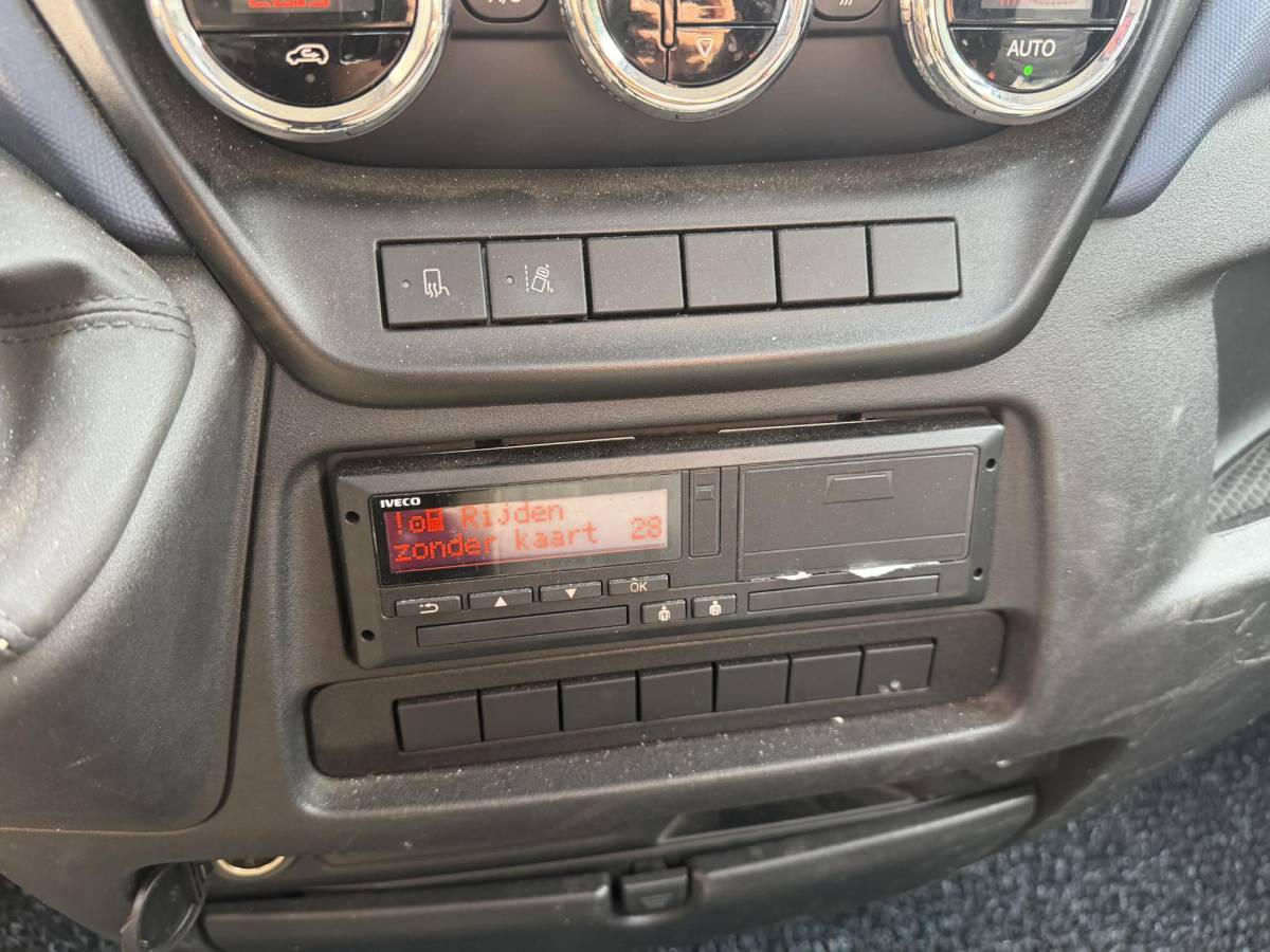 Iveco Daily Iveco Daily 35C18H 3.0 410 Oprijwagen | 180 PK | Trekhaak | Dubbel Lucht | Tachograaf | Lier | DAB | Climate Control |