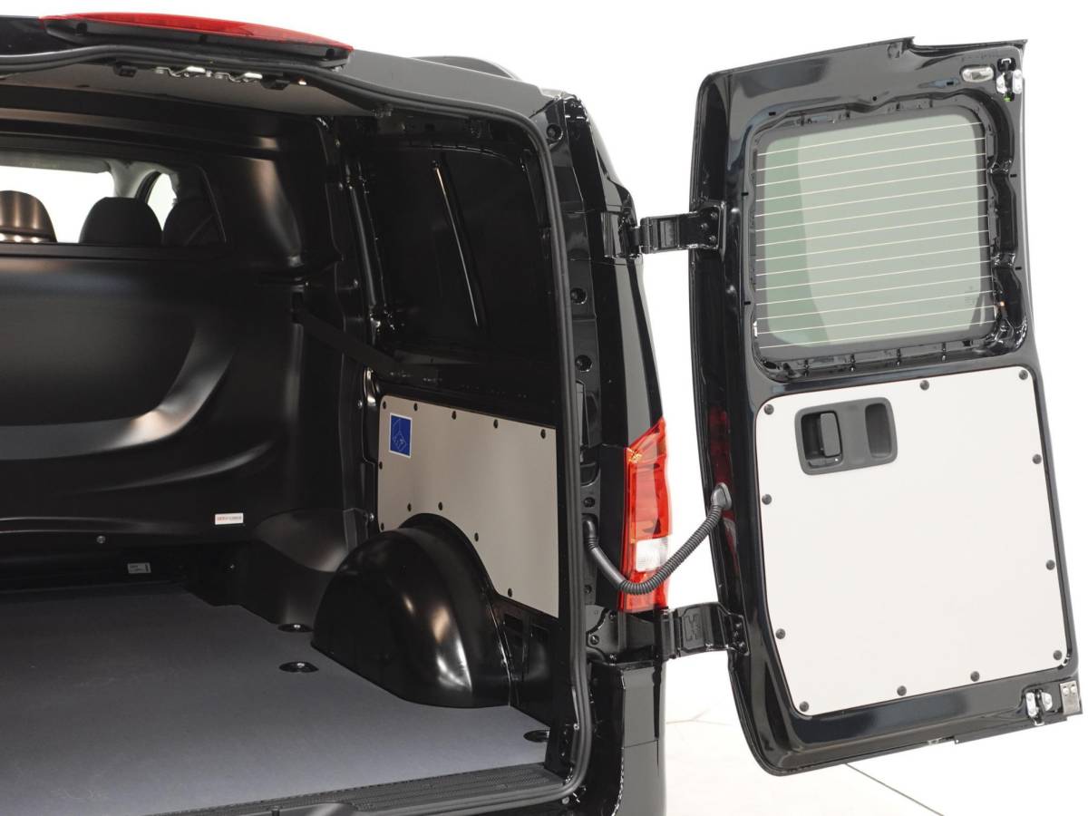 Mercedes-Benz Vito Mercedes-Benz Vito 114 CDI L2 Select Dubbele Cabine Trekhaak Navigatie Apple Carplay/Android Auto Camera Parkeersensoren Cruise Control Climate control Leder Lichtmetalen velgen Getinte ramen