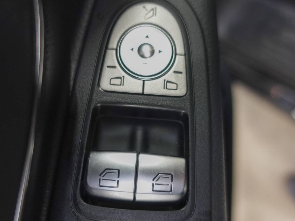Mercedes-Benz Vito Mercedes-Benz Vito 114 CDI L2 Select Dubbele Cabine Trekhaak Navigatie Apple Carplay/Android Auto Camera Parkeersensoren Cruise Control Climate control Leder Lichtmetalen velgen Getinte ramen