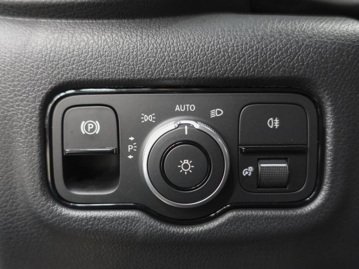 Mercedes-Benz Vito Mercedes-Benz Vito 114 CDI L2 Select Dubbele Cabine Trekhaak Navigatie Apple Carplay/Android Auto Camera Parkeersensoren Cruise Control Climate control Leder Lichtmetalen velgen Getinte ramen