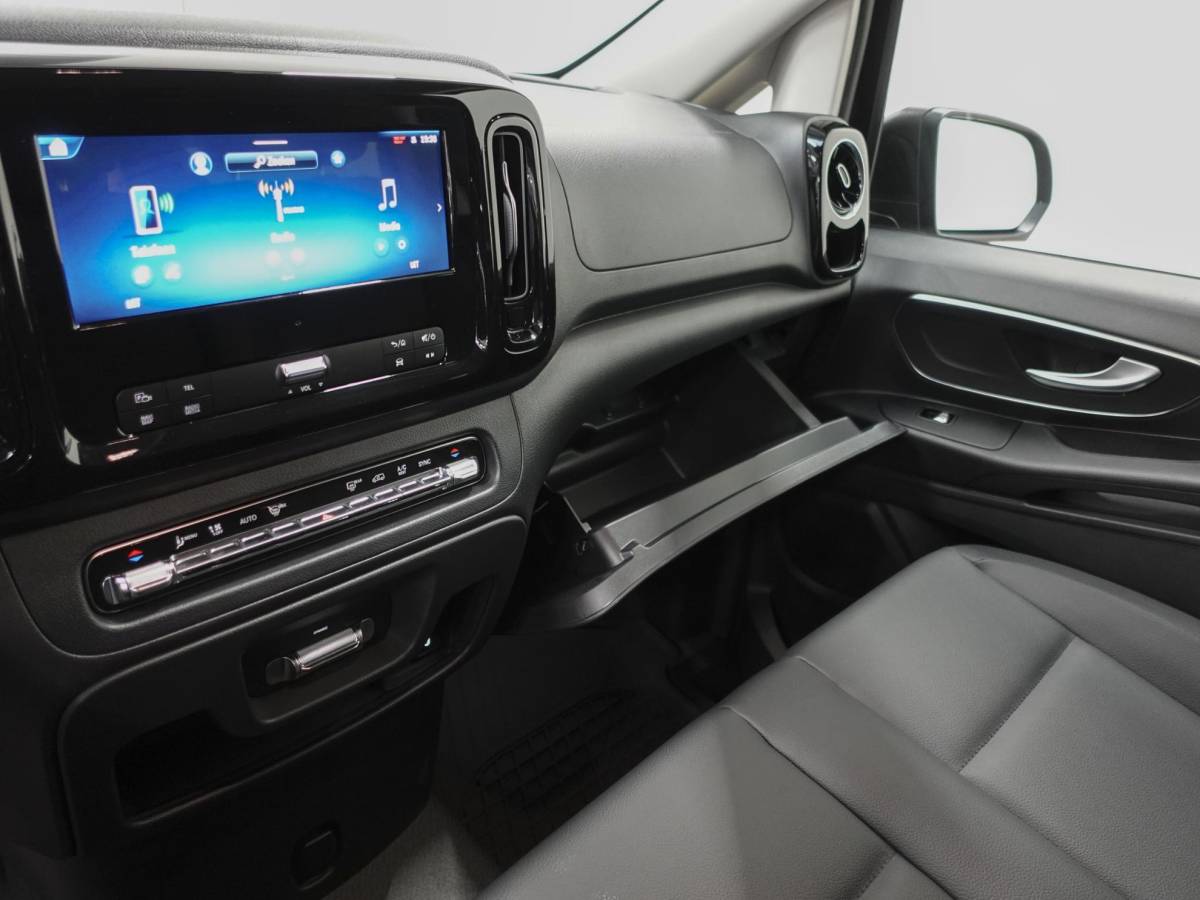 Mercedes-Benz Vito Mercedes-Benz Vito 114 CDI L2 Select Dubbele Cabine Trekhaak Navigatie Apple Carplay/Android Auto Camera Parkeersensoren Cruise Control Climate control Leder Lichtmetalen velgen Getinte ramen