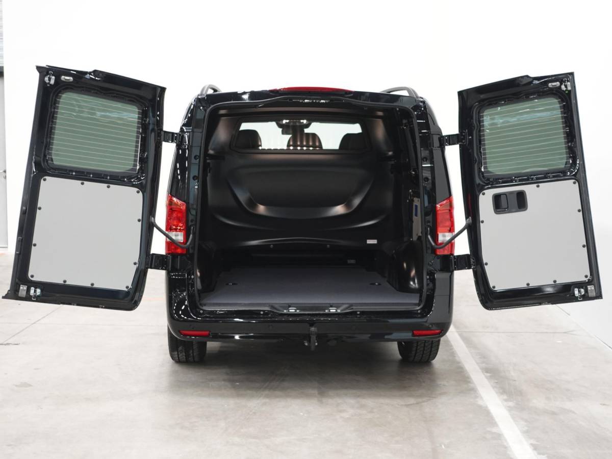 Mercedes-Benz Vito Mercedes-Benz Vito 114 CDI L2 Select Dubbele Cabine Trekhaak Navigatie Apple Carplay/Android Auto Camera Parkeersensoren Cruise Control Climate control Leder Lichtmetalen velgen Getinte ramen