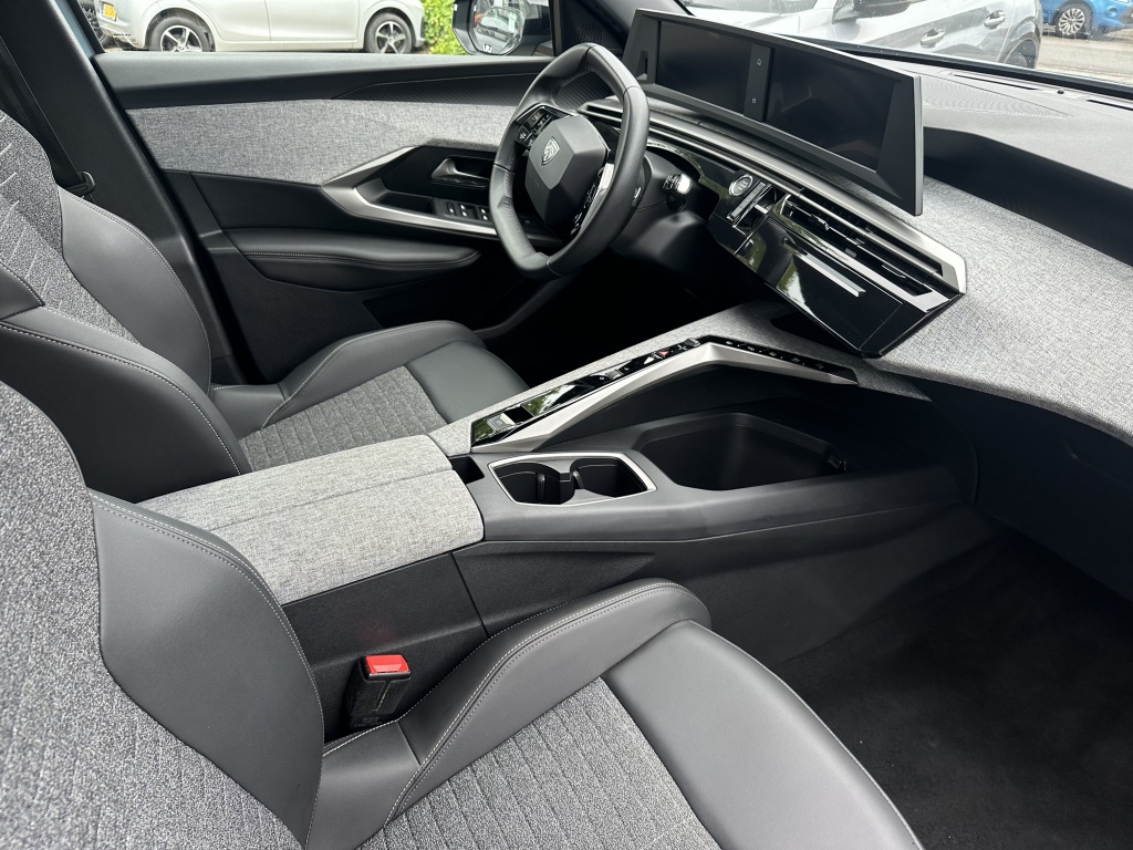 Peugeot 5008 Peugeot 5008 Hybrid 145 Allure | 7 Persoons | CarPlay |