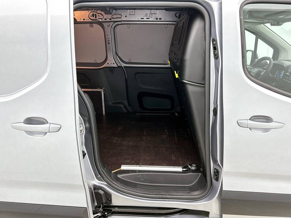 Opel Combo Opel Combo 1.5 BlueHDi 130PK L2 Automaat Apple Carplay / Android Auto Navigatie Trekhaak Airco Camera Cruise Control Parkeersensoren V+A DAB