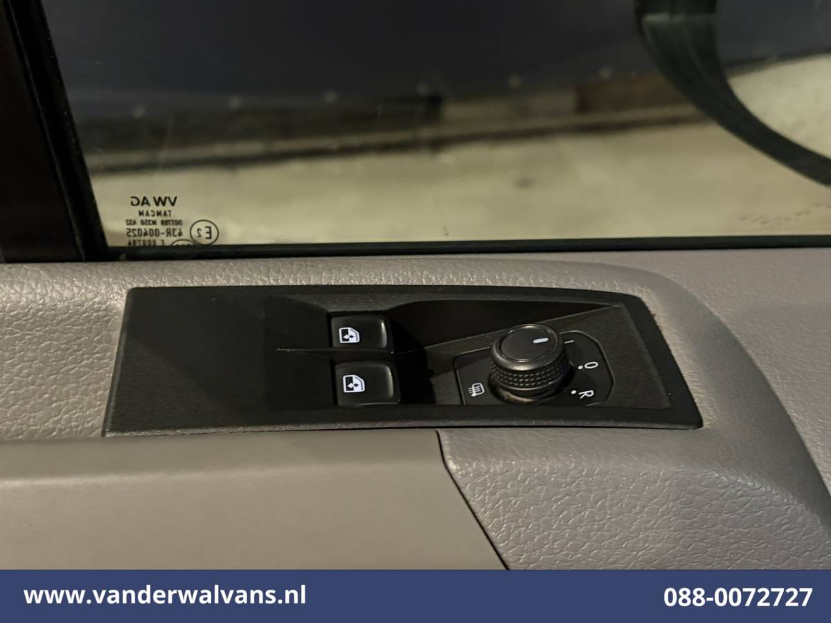 Volkswagen Crafter Volkswagen Crafter 2.0 TDI 141pk L3H3 L2H2 Euro6 Airco | Camera | Android Auto | Adaptieve Cruisecontrol 3000kg trekvermogen