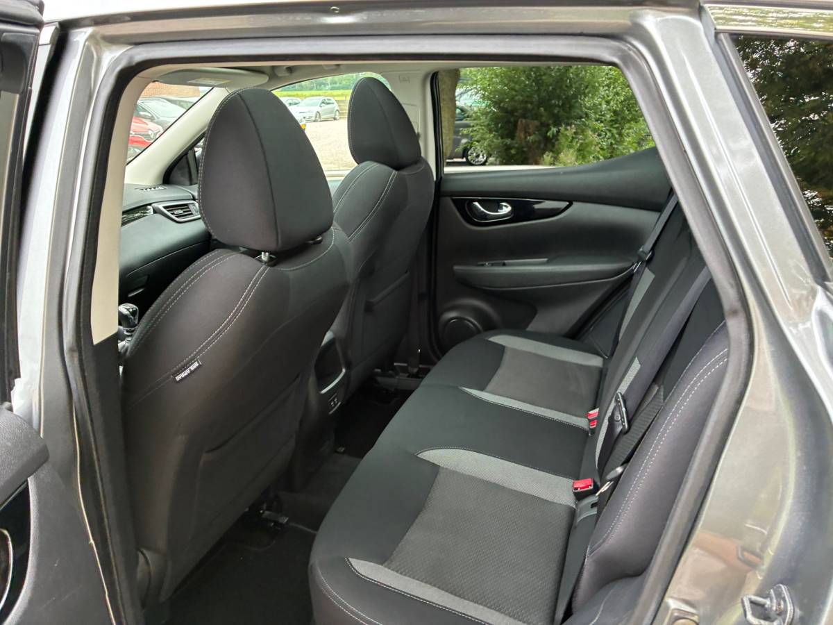 Nissan QASHQAI Nissan Qashqai 1.3 DIG-T N-Connecta | Navi + Clima + Cruise nu €10.975,-!!