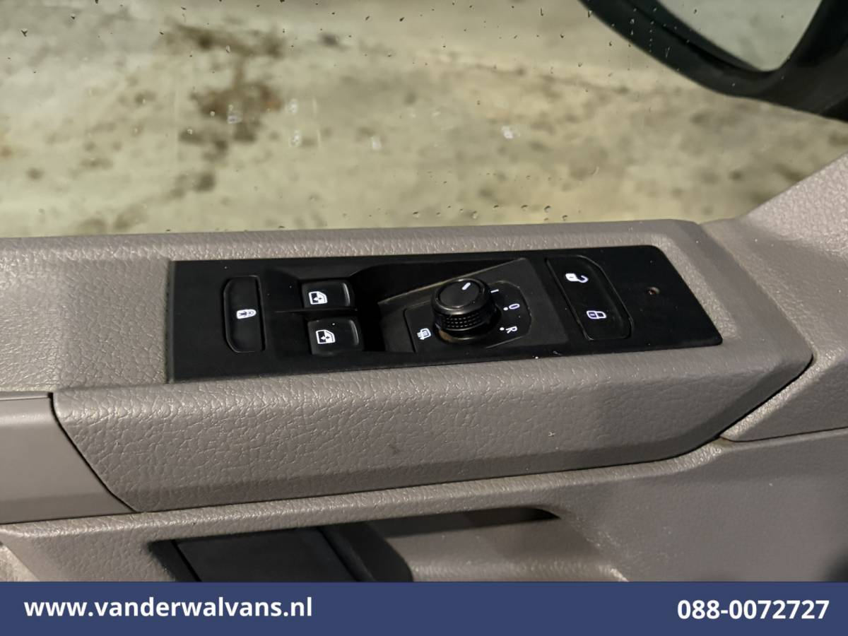 Volkswagen Transporter Volkswagen Transporter 2.0 TDI 150pk L2H1 Euro6 Airco | Camera | Apple Carplay | 2500kg Trekhaak | Cruisecontrol Android Auto, Parkeersensoren, Leder, Bijrijdersbank