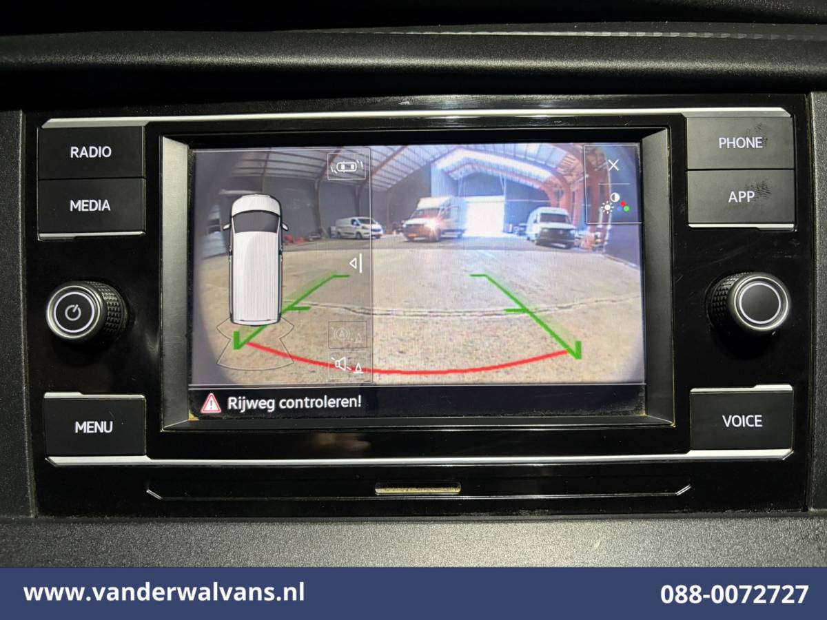 Volkswagen Transporter Volkswagen Transporter 2.0 TDI 150pk L2H1 Euro6 Airco | Camera | Apple Carplay | 2500kg Trekhaak | Cruisecontrol Android Auto, Parkeersensoren, Leder, Bijrijdersbank