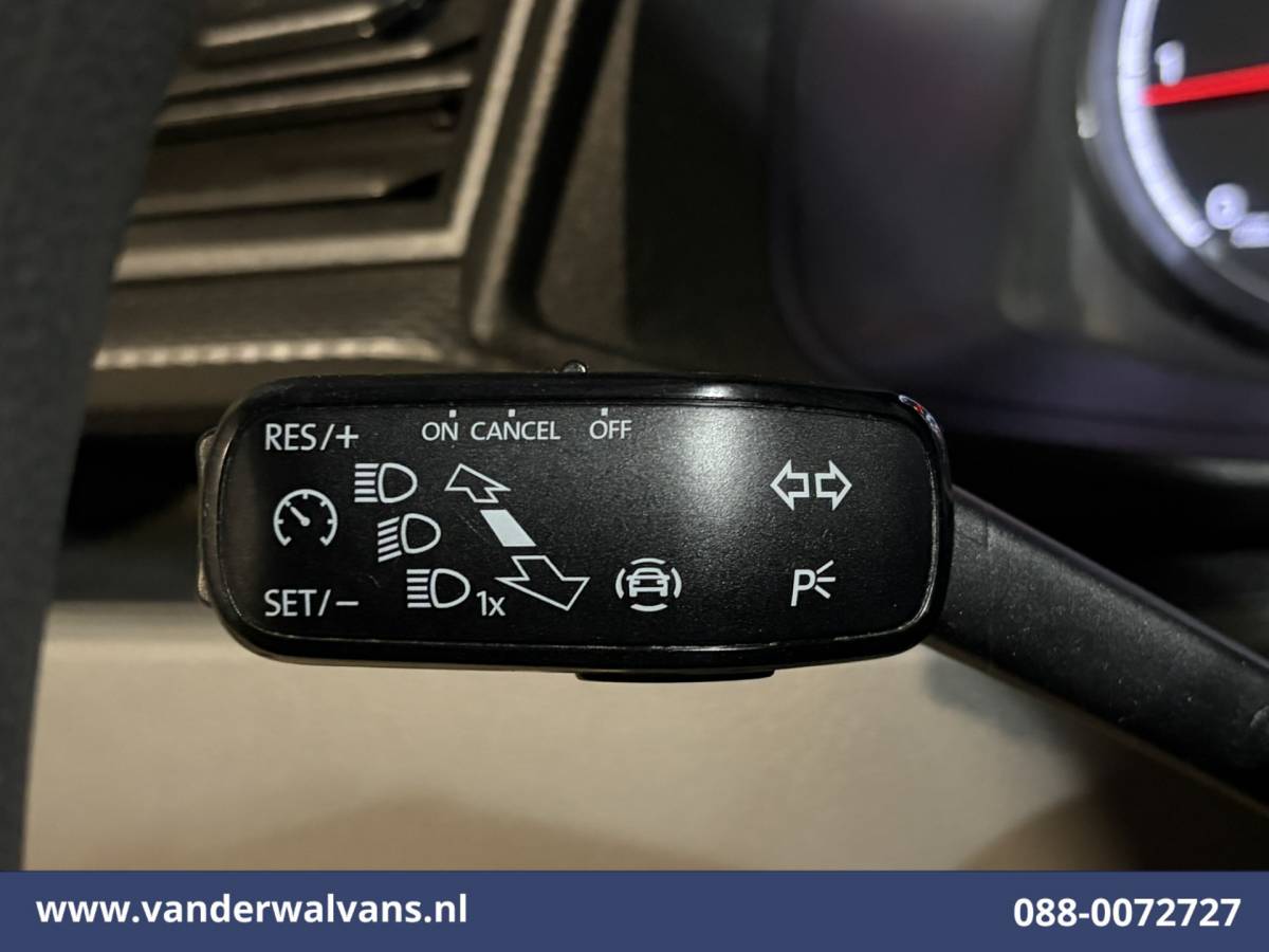 Volkswagen Transporter Volkswagen Transporter 2.0 TDI 150pk L2H1 Euro6 Airco | Camera | Apple Carplay | 2500kg Trekhaak | Cruisecontrol Android Auto, Parkeersensoren, Leder, Bijrijdersbank