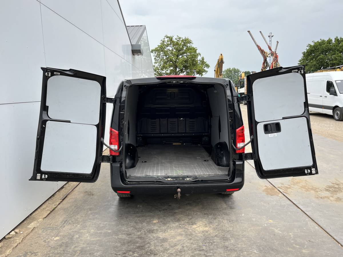 Mercedes-Benz Vito Mercedes-Benz Vito 119 1.9 CDI 190pk Automaat L2H1 9G-Tronic Climate Control Adaptieve Cruise Control Trekhaak Navigatie Camera Stoelverwarming