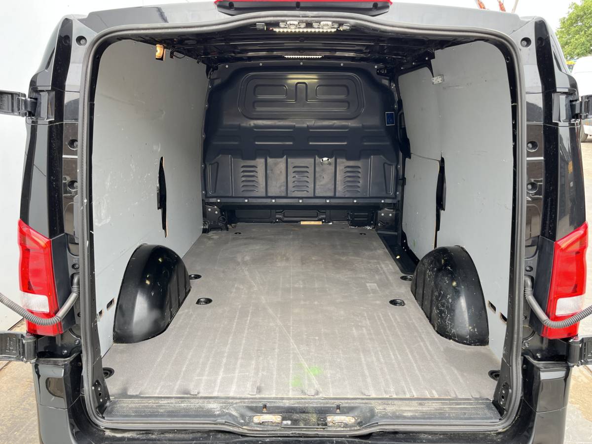 Mercedes-Benz Vito Mercedes-Benz Vito 119 1.9 CDI 190pk Automaat L2H1 9G-Tronic Climate Control Adaptieve Cruise Control Trekhaak Navigatie Camera Stoelverwarming
