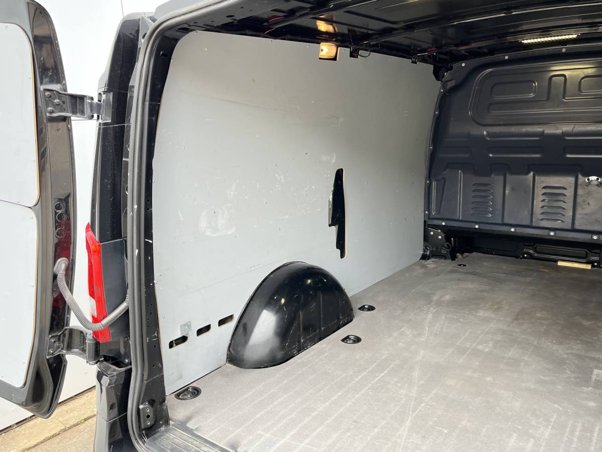 Mercedes-Benz Vito Mercedes-Benz Vito 119 1.9 CDI 190pk Automaat L2H1 9G-Tronic Climate Control Adaptieve Cruise Control Trekhaak Navigatie Camera Stoelverwarming