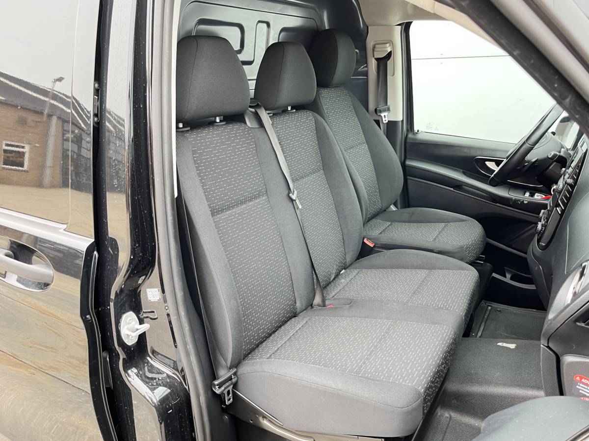 Mercedes-Benz Vito Mercedes-Benz Vito 119 1.9 CDI 190pk Automaat L2H1 9G-Tronic Climate Control Adaptieve Cruise Control Trekhaak Navigatie Camera Stoelverwarming
