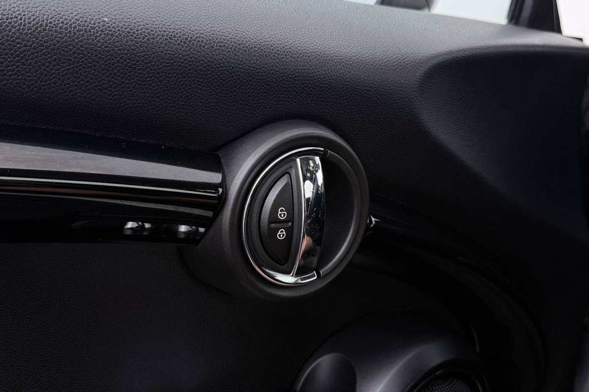MINI Cooper S Cabrio Mini Cabrio 2.0 Cooper S Serious Business | Keyless Entry/Start | Leer | Sportstoelen | Org NL | Breed Navi |