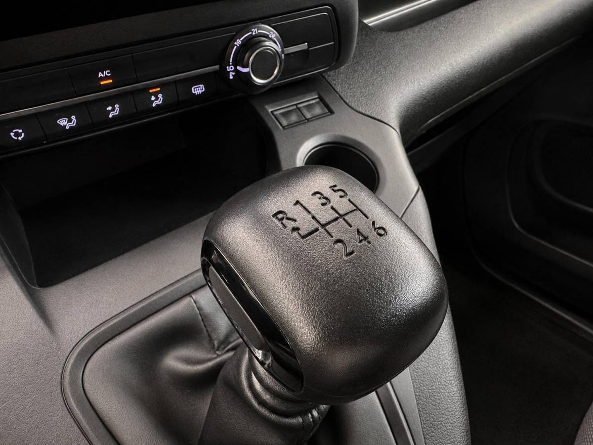 Opel Combo Opel Combo 1.5D L1H1 102 pk Edition Navigatie Apple CarPlay Android Auto Parkeerhulp achter Airco DAB