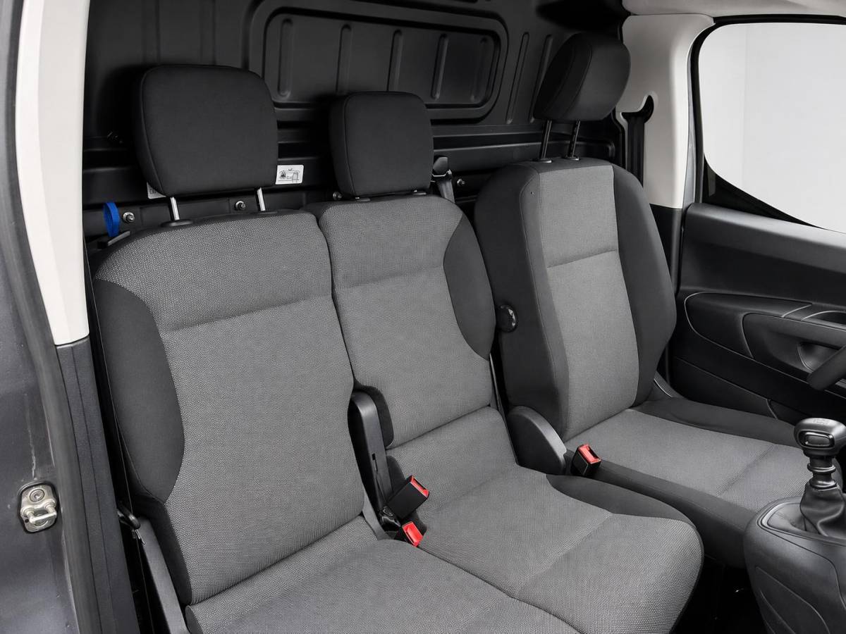 Opel Combo Opel Combo 1.5D L2H1 Edition Navigatie Apple CarPlay Android Auto Parkeerhulp achter Climate Control