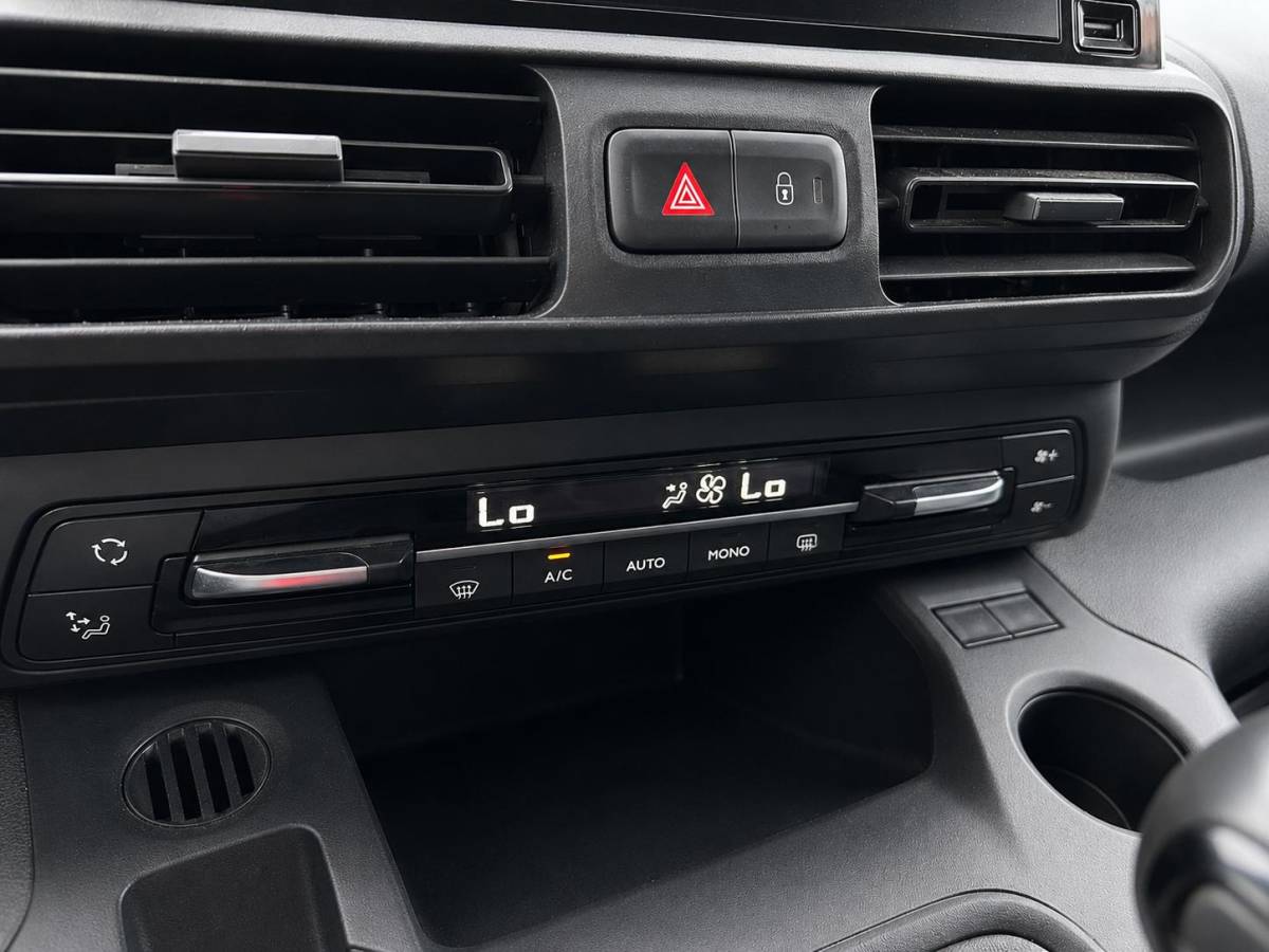 Opel Combo Opel Combo 1.5D L2H1 Edition Navigatie Apple CarPlay Android Auto Parkeerhulp achter Climate Control
