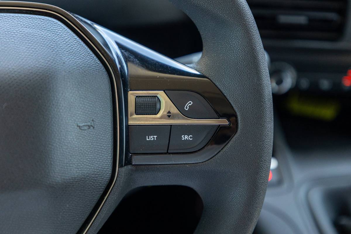 Peugeot Partner Peugeot Partner 1.2 PureTech Premium Airco I Cruise I Android I CarPlay I Parkeersensoren I Navigatie I NAP I NL Auto I 1e Eig