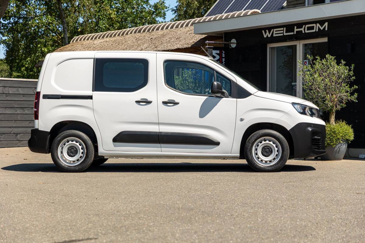 Peugeot Partner Peugeot Partner 1.2 PureTech Premium Airco I Cruise I Android I CarPlay I Parkeersensoren I Navigatie I NAP I NL Auto I 1e Eig