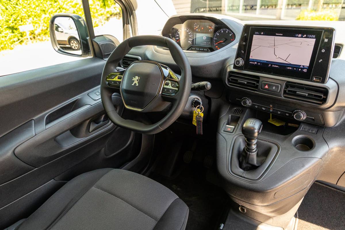 Peugeot Partner Peugeot Partner 1.2 PureTech Premium Airco I Cruise I Android I CarPlay I Parkeersensoren I Navigatie I NAP I NL Auto I 1e Eig