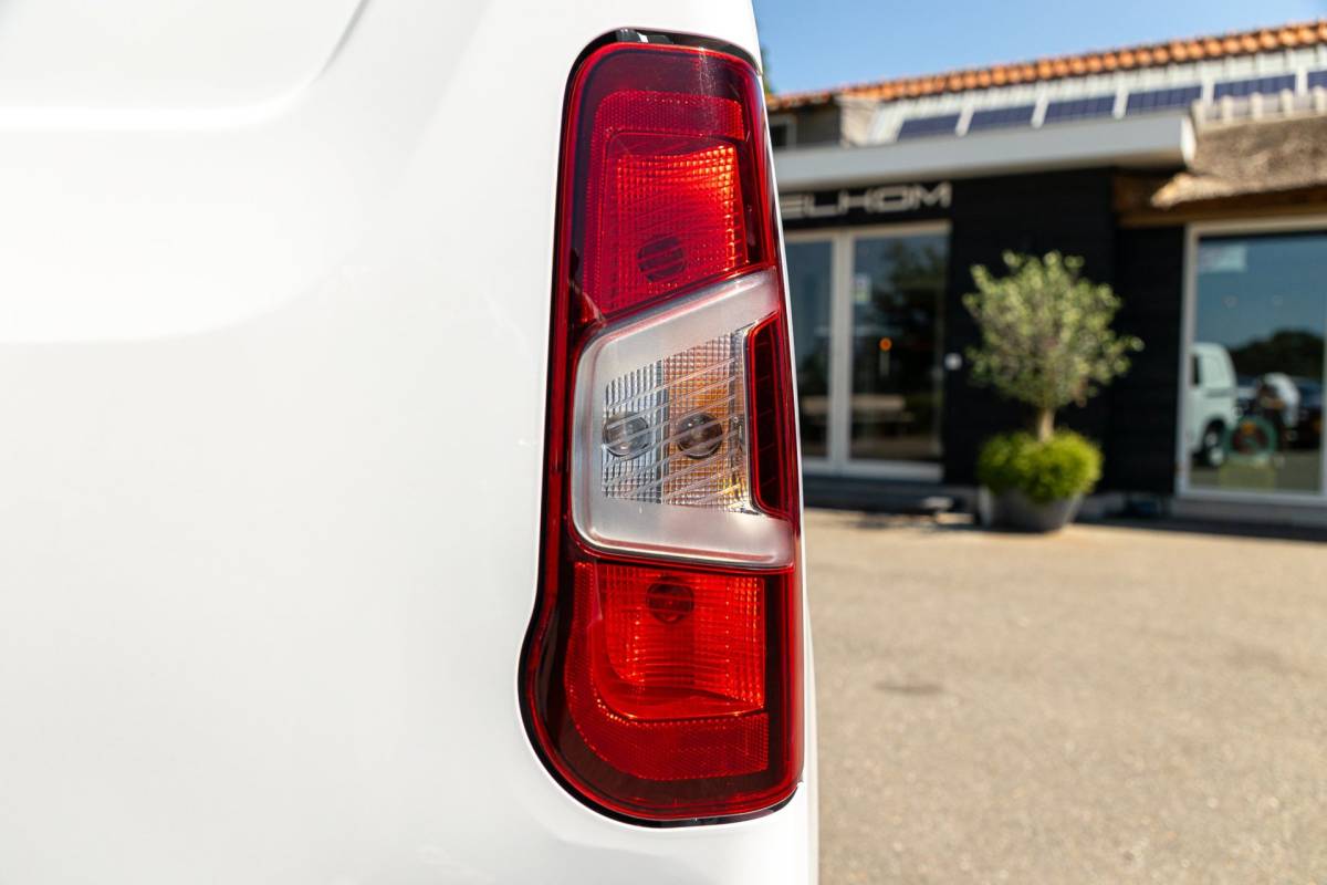Peugeot Partner Peugeot Partner 1.2 PureTech Premium Airco I Cruise I Android I CarPlay I Parkeersensoren I Navigatie I NAP I NL Auto I 1e Eig