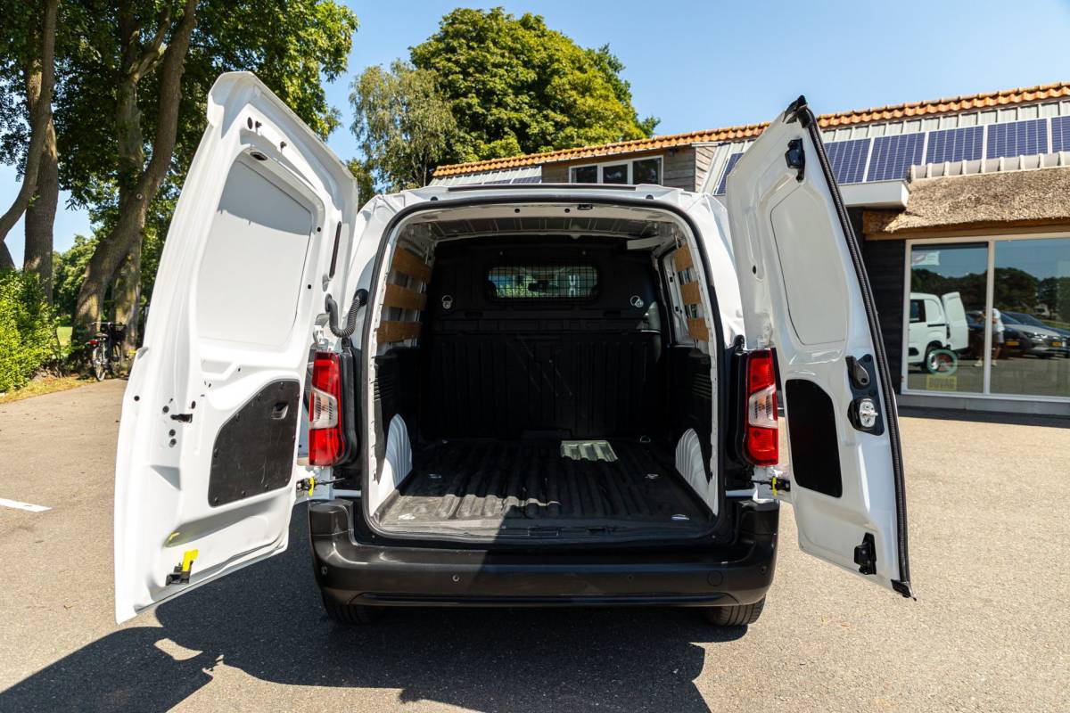 Peugeot Partner Peugeot Partner 1.2 PureTech Premium Airco I Cruise I Android I CarPlay I Parkeersensoren I Navigatie I NAP I NL Auto I 1e Eig