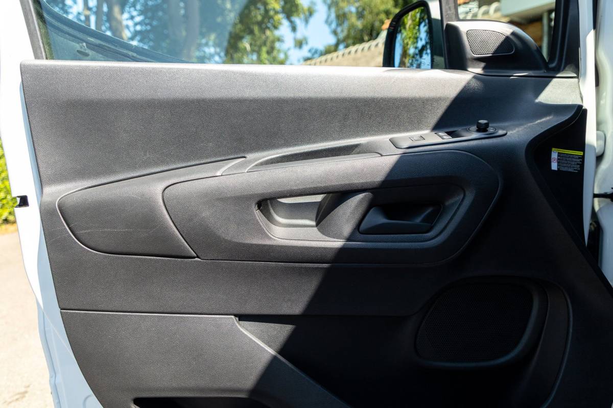 Peugeot Partner Peugeot Partner 1.2 PureTech Premium Airco I Cruise I Android I CarPlay I Parkeersensoren I Navigatie I NAP I NL Auto I 1e Eig