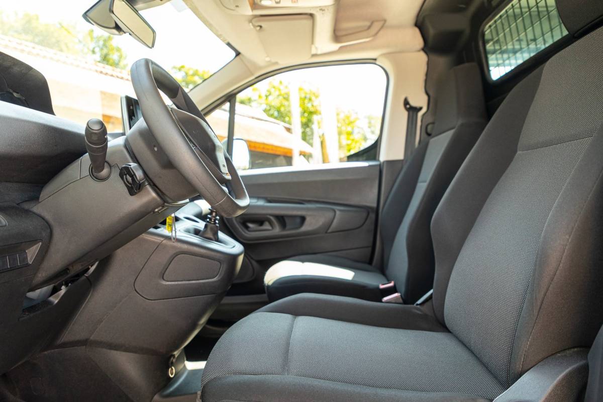 Peugeot Partner Peugeot Partner 1.2 PureTech Premium Airco I Cruise I Android I CarPlay I Parkeersensoren I Navigatie I NAP I NL Auto I 1e Eig