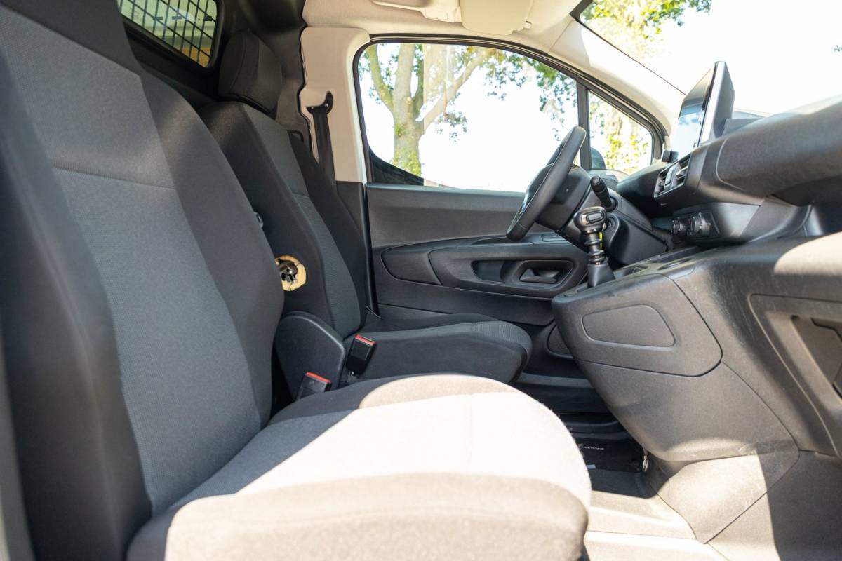 Peugeot Partner Peugeot Partner 1.2 PureTech Premium Airco I Cruise I Android I CarPlay I Parkeersensoren I Navigatie I NAP I NL Auto I 1e Eig