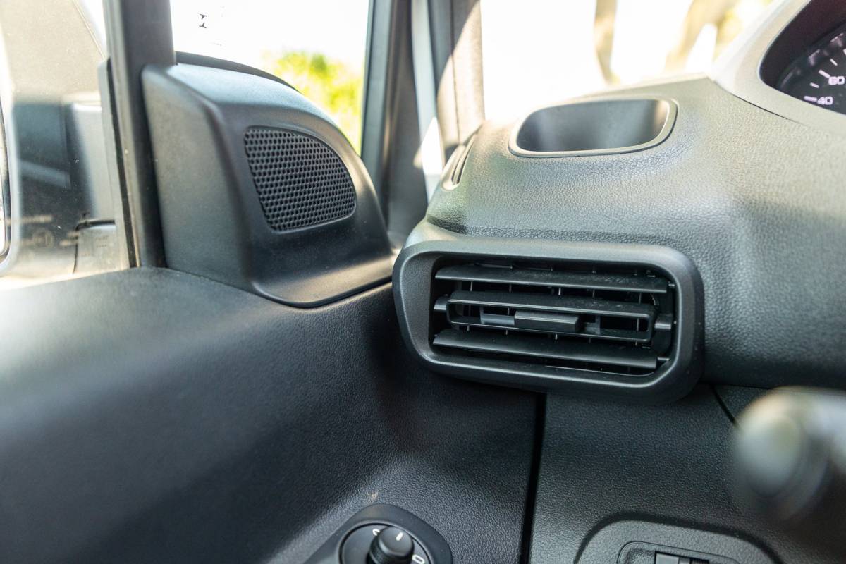 Peugeot Partner Peugeot Partner 1.2 PureTech Premium Airco I Cruise I Android I CarPlay I Parkeersensoren I Navigatie I NAP I NL Auto I 1e Eig