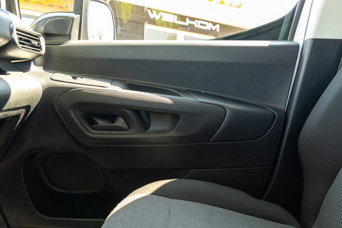 Peugeot Partner Peugeot Partner 1.2 PureTech Premium Airco I Cruise I Android I CarPlay I Parkeersensoren I Navigatie I NAP I NL Auto I 1e Eig